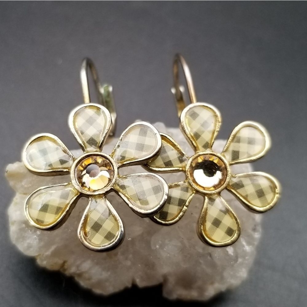Butterscotch daisy floral flower earrings groovy. E0122